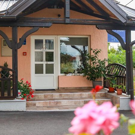 Guest House Studio Apartman Marina - With Jacuzzi, Free Parking, Pet Friendly Karlovac Eksteriør billede