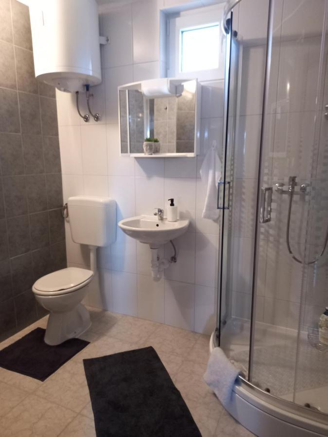 Guest House Studio Apartman Marina - With Jacuzzi, Free Parking, Pet Friendly Karlovac Eksteriør billede