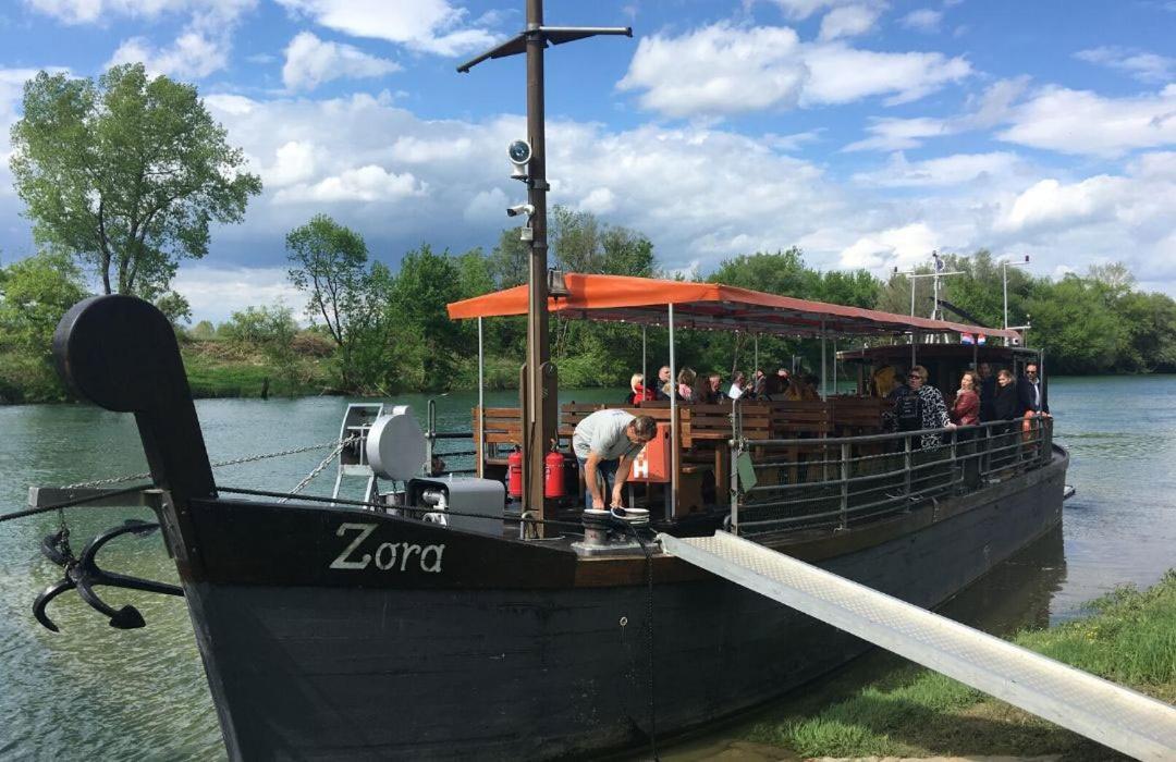Guest House Studio Apartman Marina - With Jacuzzi, Free Parking, Pet Friendly Karlovac Eksteriør billede