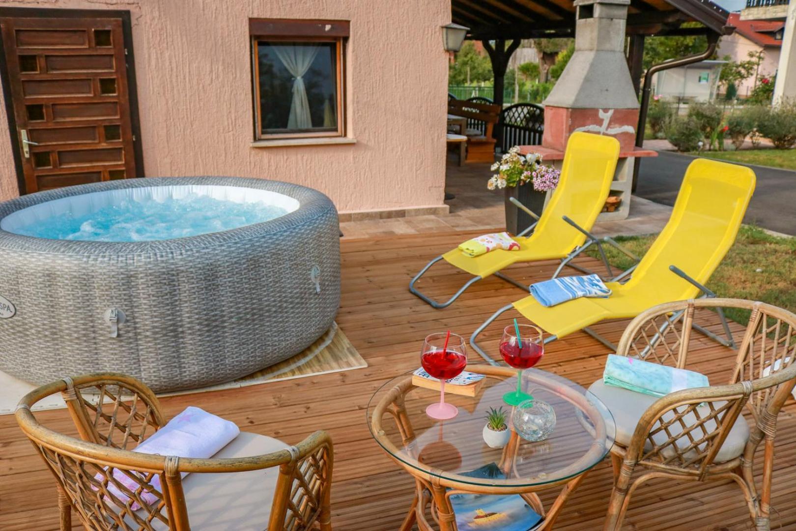 Guest House Studio Apartman Marina - With Jacuzzi, Free Parking, Pet Friendly Karlovac Eksteriør billede