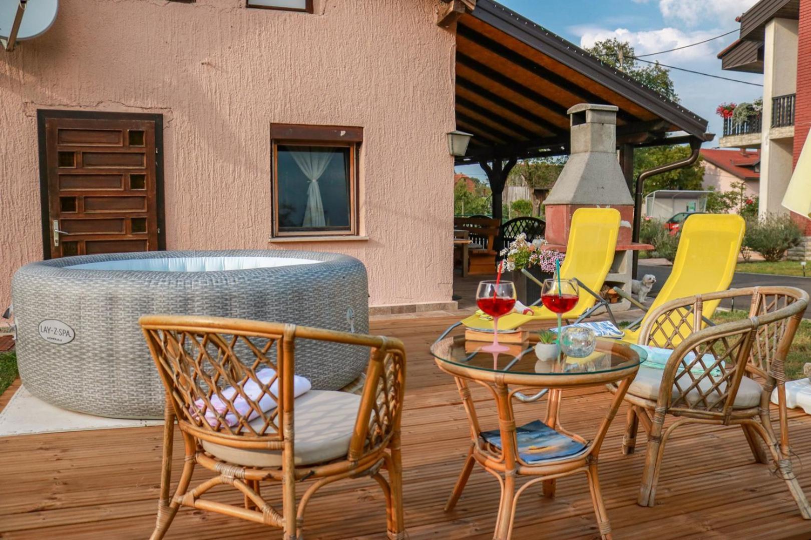 Guest House Studio Apartman Marina - With Jacuzzi, Free Parking, Pet Friendly Karlovac Eksteriør billede